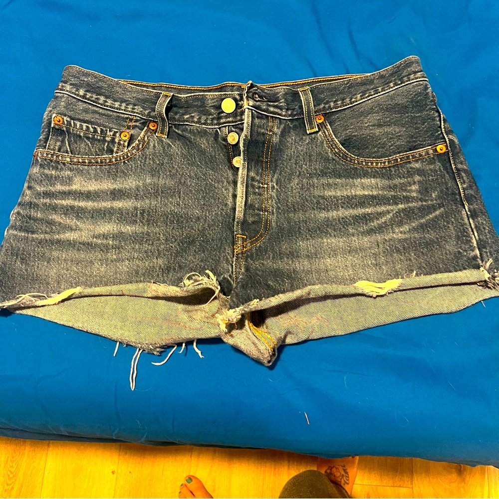 Levi’s Premium Denim Frayed Hem Sz 31